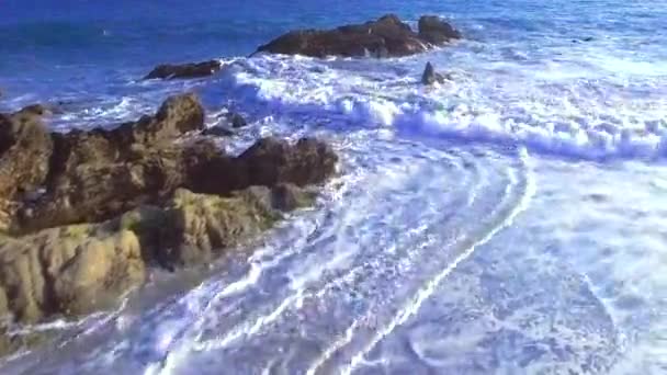 Letecký Bezpilotní Snímek Point Mugu Pohybující Směrem Skále Oceánu Slunečného — Stock video
