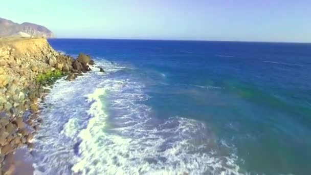 Flyg Drönare Skott Point Mugu Mot Rock Över Havet Solig — Stockvideo