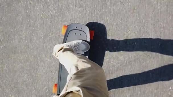 Person Der Kører Ned Gade Nabolaget Elektrisk Skateboard Med Miles – Stock-video