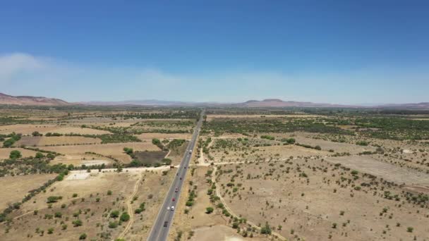 Alta Voando Vídeo Aéreo Uma Estrada Mexicana Com Tráfego Deserto — Vídeo de Stock