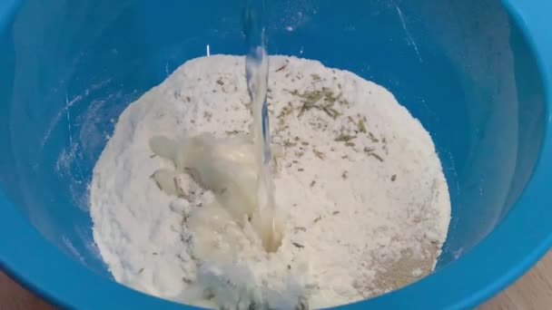 Spowolnienie Wlewania Wody Mąki Niebieskiej Plastikowej Misce Robię Forsę Pizzę — Wideo stockowe