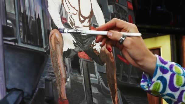 Renkli Tırnakları Olan Kadın Bir Vücut Geliştirici Portresi Çiziyor — Stok video