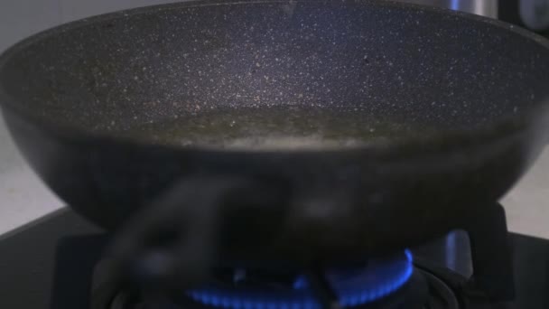 Blick Auf Person Die Chicken Nuggets Wok Legt Kochen — Stockvideo