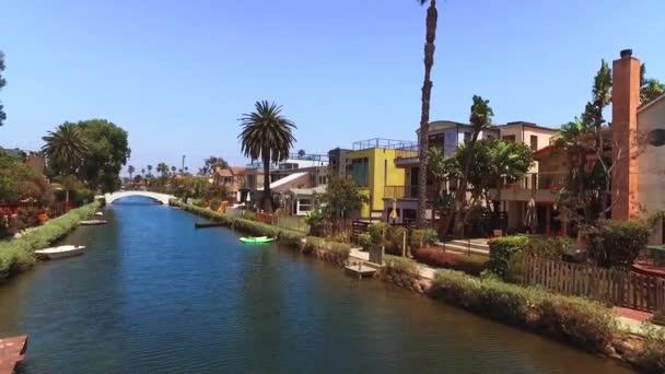 Panning Shot Venice Canals House Boats ヴェネツィア カリフォルニア州 アメリカ — ストック動画