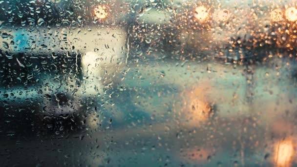 Reflexion Der Bokeh Lichter Auf Dem Fensterglas Mit Regentropfen Vom — Stockvideo