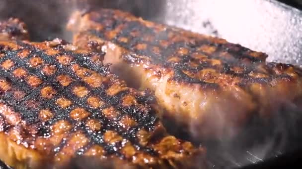 Ψησταριά Καπνίζοντας Ζεστό Βοείου Κρέατος Μπριζόλα Στο Τηγάνι Για Δείπνο — Αρχείο Βίντεο