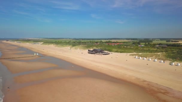 Het Strand Van Cadzand Bad Tijdens Een Zonnige Dag Luchtfoto — Stockvideo