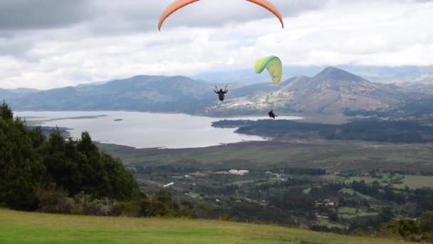 Mensen Die Plezier Hebben Met Paragliden Een Berg Met Een — Stockvideo