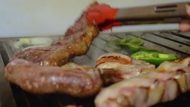 Cottura Delizioso Barbecue Con Carne Maiale Salsiccia Incontrare Verdure — Video Stock