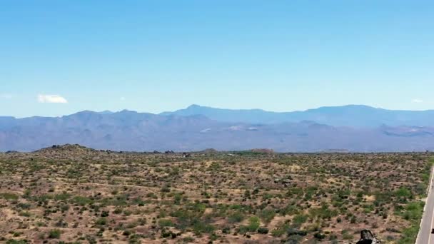 Padella Aerea Proprio Dal Deserto Aperto Una Strada Desertica Solitaria — Video Stock