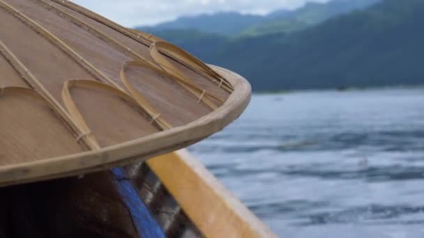 Традиционная Бамбуковая Шляпа Мьянмы Лодке Через Озеро Инле Замедленная Съемка — стоковое видео