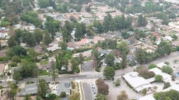 Vidéo Drone Lors Une Journée Nuageuse Arpentant Quartier Puis Regardant — Video