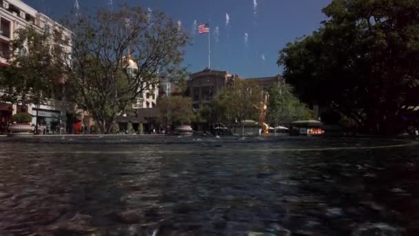 Static Shot Americana Water Fountain Άγαλμα Αμερικανική Σημαία Αργή Κίνηση — Αρχείο Βίντεο