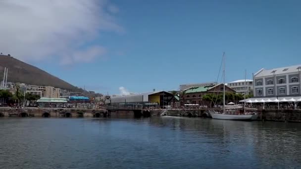 Pan Disparado Bordo Catamarán Waterfront Ciudad Del Cabo Sudáfrica Filmado — Vídeo de stock