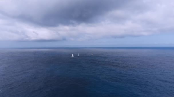 Drone Video Malta Mellieha Armier Sobre Grupo Veleros Clima Tormentoso — Vídeos de Stock