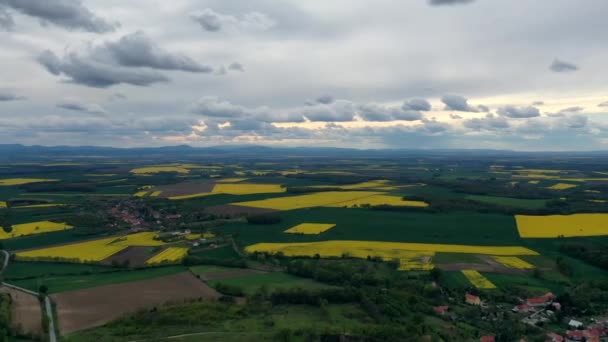 Гіперзвуковий Вид Хмари Рухаються Полях Красивій Сільській Місцевості Похмура Погода — стокове відео