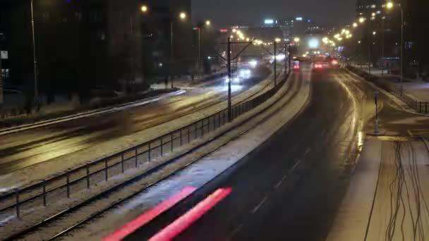 Временной Отрезок Оживленной Городской Улицы Зимой Быстрые Движущиеся Автомобили Заснеженной — стоковое видео