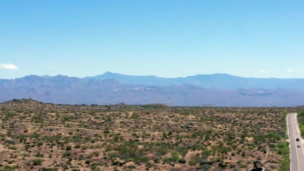 Aerial Pan Roadway Leading Tom Thumb Trailhead Open Desert Scottsdale — Stock Video