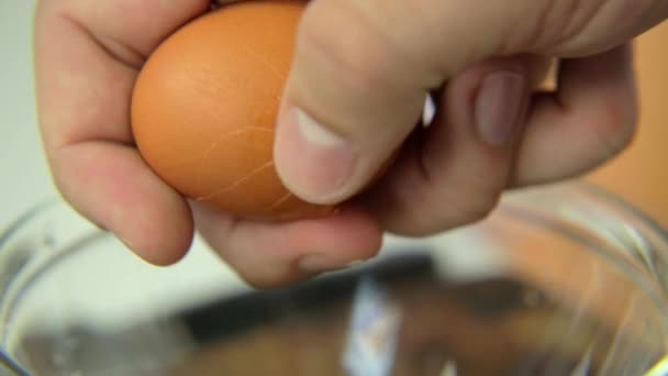 Abriendo Huevo Estropeándolo Fallando Yema Está Rota — Vídeo de stock
