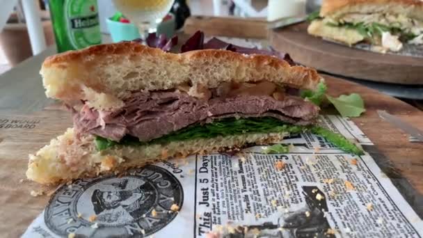 Sandwich Rosbif Fait Avec Pain Rustique Maison Rempli Oignons Caramélisés — Video