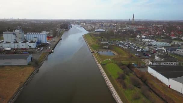 米德尔堡历史名城 前景是一条运河和工业区 空中射击 — 图库视频影像