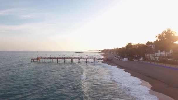 Drone Voando Direção Cais Madeira Oceano Filmado Marbella Malaga Espanha — Vídeo de Stock