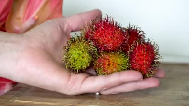 Fruta Rambutan Exibido Mão Coloque Mesa — Vídeo de Stock