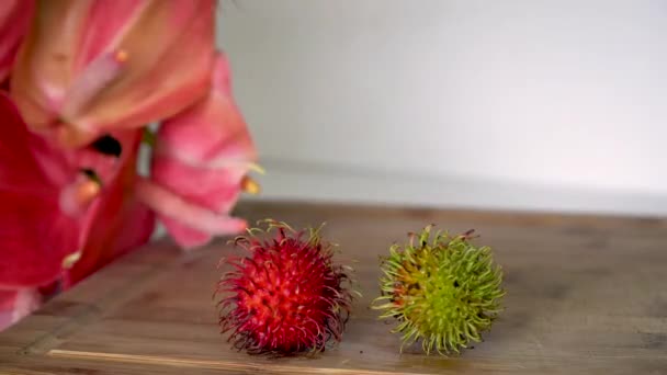Mão Coloca Fruta Rambutan Vermelho Mesa — Vídeo de Stock