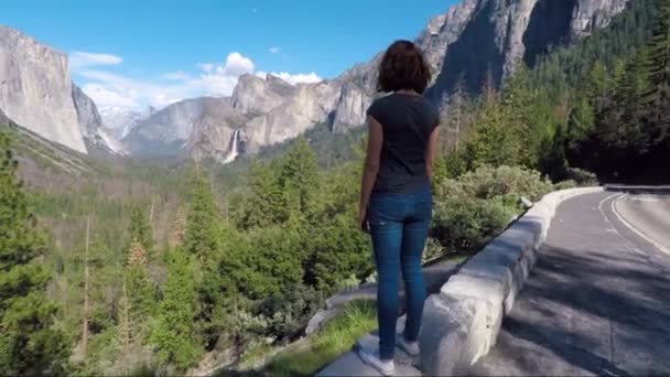 Giovane Donna Sta Guardando Valle Yosemite Cadute Del Velo Nuziale — Video Stock