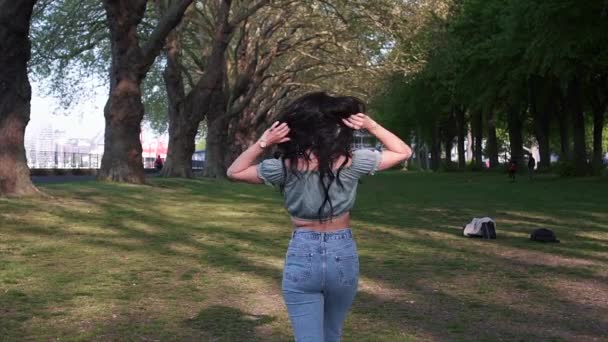 Tourné Par Derrière Une Femme Latina Attrayante Ludique Aux Cheveux — Video