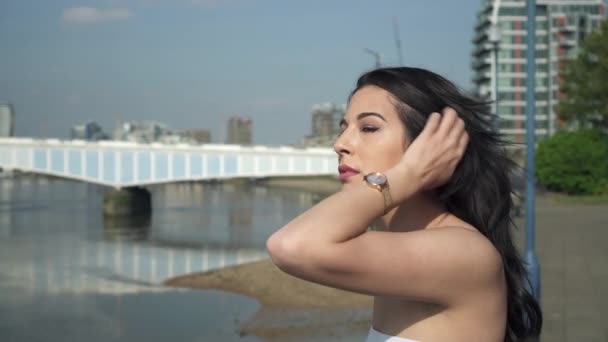 Прекрасна Латиноамериканська Жінка Відпустці Схилившись Поруччя Дивлячись Темзу Лондоні Розмахуючи — стокове відео