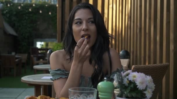 Adorable Mujer Comiendo Papas Fritas Rizadas Café Londres Hispana Latina — Vídeo de stock