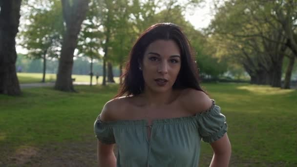Slow Motion Porträtt Vacker Hispanic Latino Ung Kvinna Tittar Kameran — Stockvideo