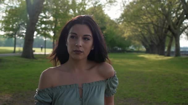 Slow Motion Retrato Uma Jovem Latina Hispânica Linda Olhando Para — Vídeo de Stock