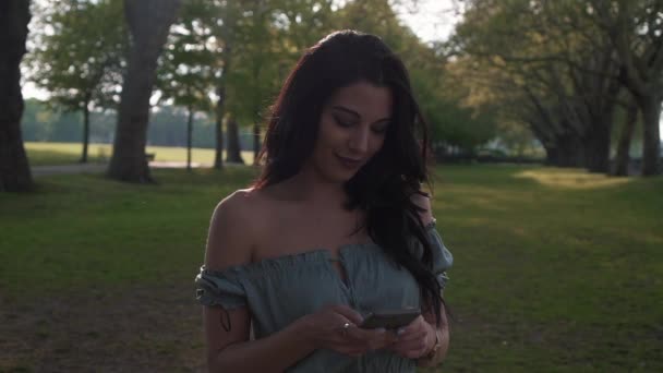 Attraktiv Ung Brunett Latinamerikansk Kvinna Avslappnad Outfit Använder Sin Smartphone — Stockvideo
