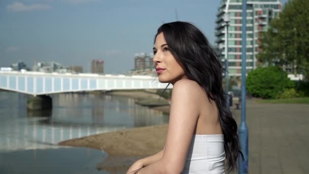 Hermosa Mujer Latina Vacaciones Apoyada Barandilla Mirando Río Támesis Londres — Vídeos de Stock