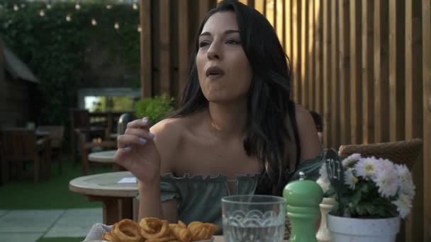 Bedårande Kvinna Som Äter Pommes Frites Ett Café London Latinamerikansk — Stockvideo