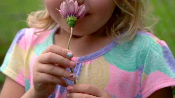 Молодая Блондинка Снаружи Пахнет Розовым Цветом Затем Дает Очаровательную Счастливую — стоковое видео