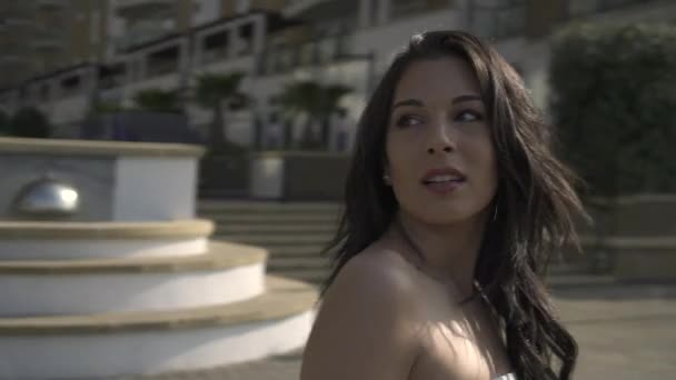 Vueltas Alrededor Joven Modelo Latina Hispana Que Busca Deambula Por — Vídeo de stock