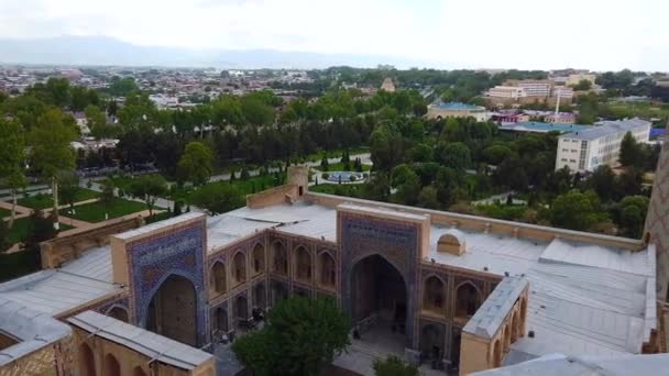 在乌兹别克斯坦撒马尔罕 Registan Madrasah和从尖塔看天际线 — 图库视频影像