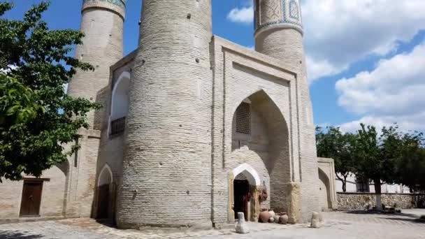 Zaměřte Chor Moll Modrou Oblohou Několika Mraky Buchara Uzbekistán — Stock video