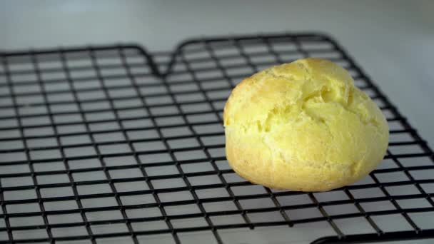 Hand Legt Frisch Gebackene Choux Brötchen Auf Kühlregal Hautnah Blätterteig — Stockvideo