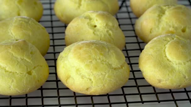 Fermer Pâte Feuilletée Crème Profiterole Sur Une Grille Refroidissement — Video