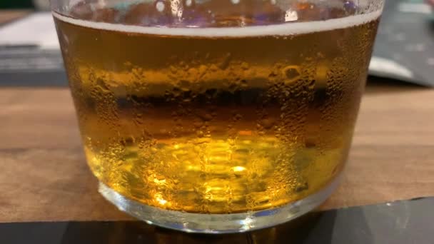 Cerveza Fría Con Chorro Burbujas Ubicación Del Restaurante Mesa Madera — Vídeos de Stock