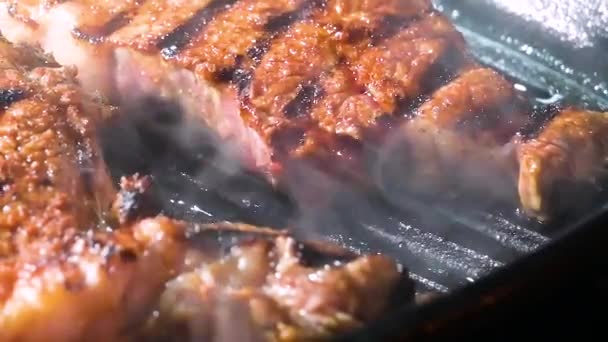 Carne Ahumada Caliente Parrilla Sartén Para Una Deliciosa Cena — Vídeos de Stock