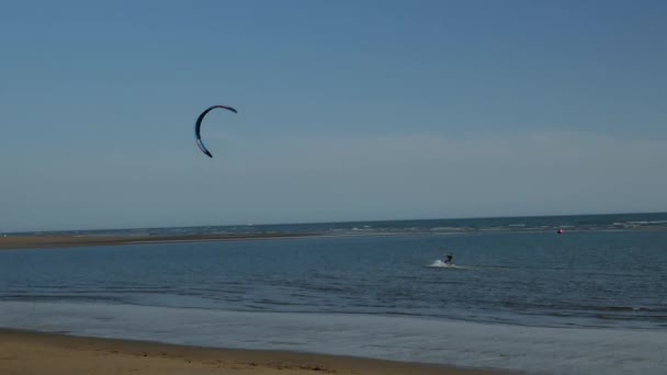 Kivágott Klipet Egy Kitesurfer Tha Spanyolország Partjainál — Stock videók