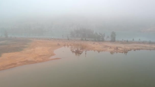 Foto Aérea Coche Blanco Cruzando Entre Dos Lagos Niebla — Vídeo de stock