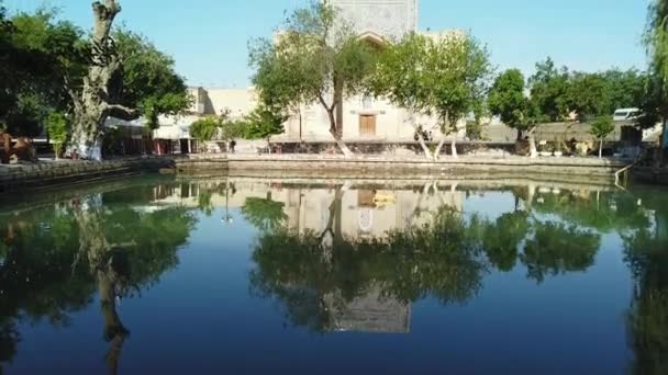 Lyab Hauz Riflette Nello Stagno Bukhara Uzbekistan — Video Stock