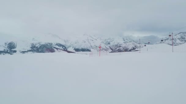 Гоночная Трасса Туннелем Лыжи Сноуборд Ливиньо Итальянские Альпы — стоковое видео