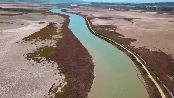 Luchtopname Van Barbate Rivier Cadiz Omgeven Door Moerassen Aan Kust — Stockvideo